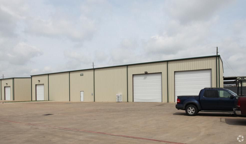 Building 2 5882 Cunningham Rd photo 3