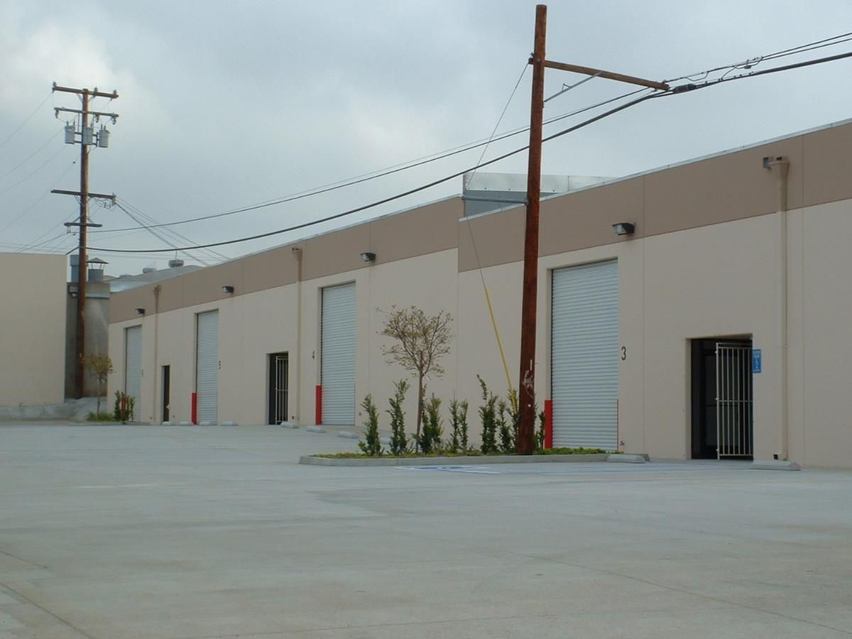 MODERN, CLEAN, SPACIOUS & WIDE DRIVEWAY photo 3
