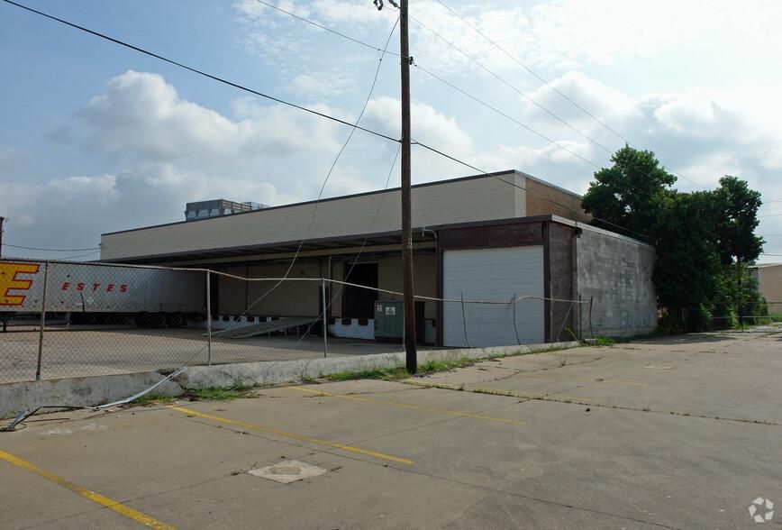 3060 Irving Blvd photo 2