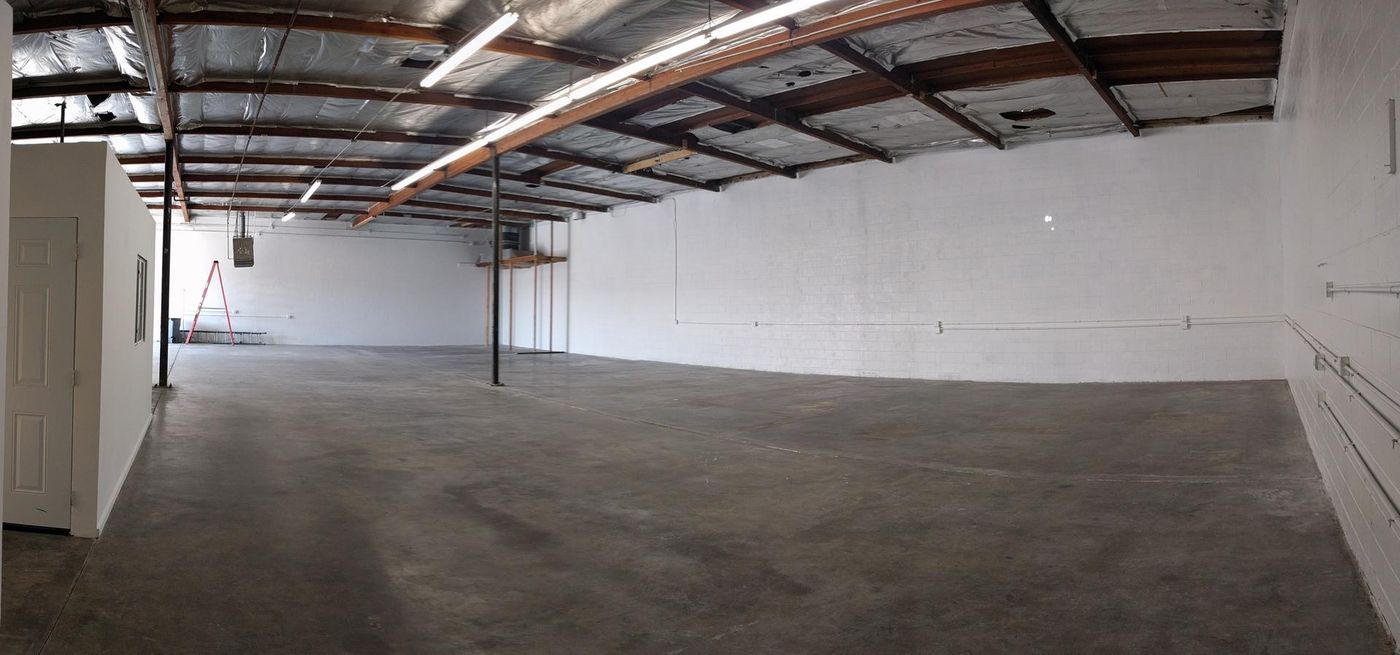 INDUSTRIAL WAREHOUSE IN GREAT TORRANCE LOCATION photo 3