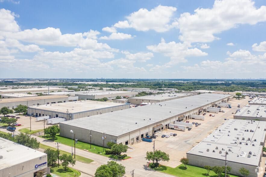 1213 W Carrier Pky photo 2