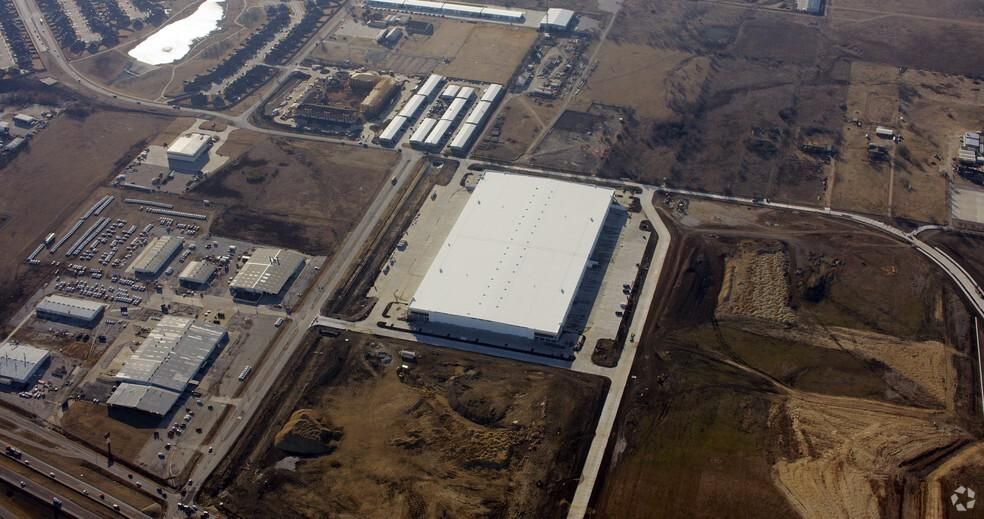 SYNERGY CROSSING 1101 Interstate 35 W photo 4