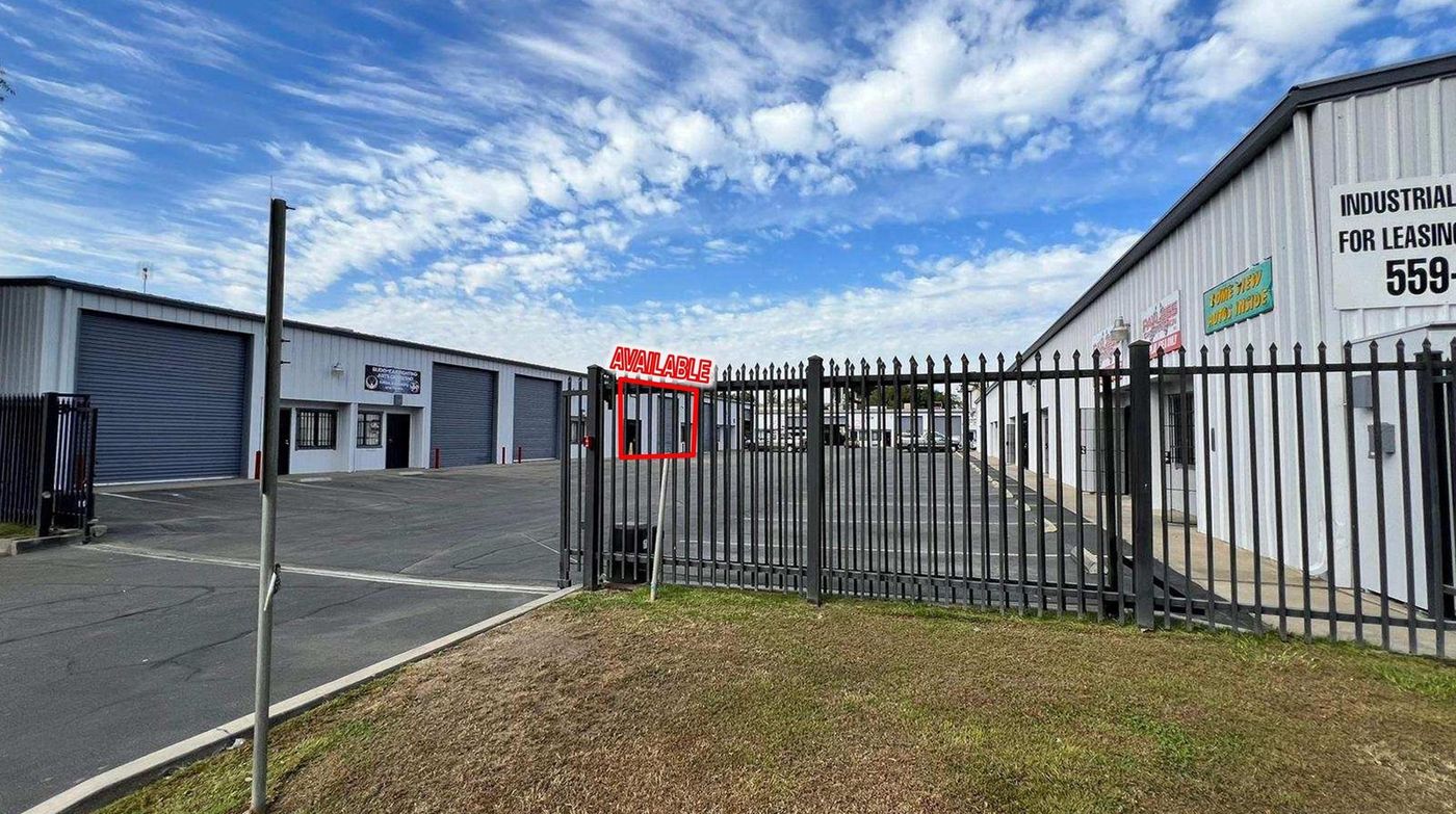 Move-In Ready Office/Warehouse with High Traffic Visibility photo 2