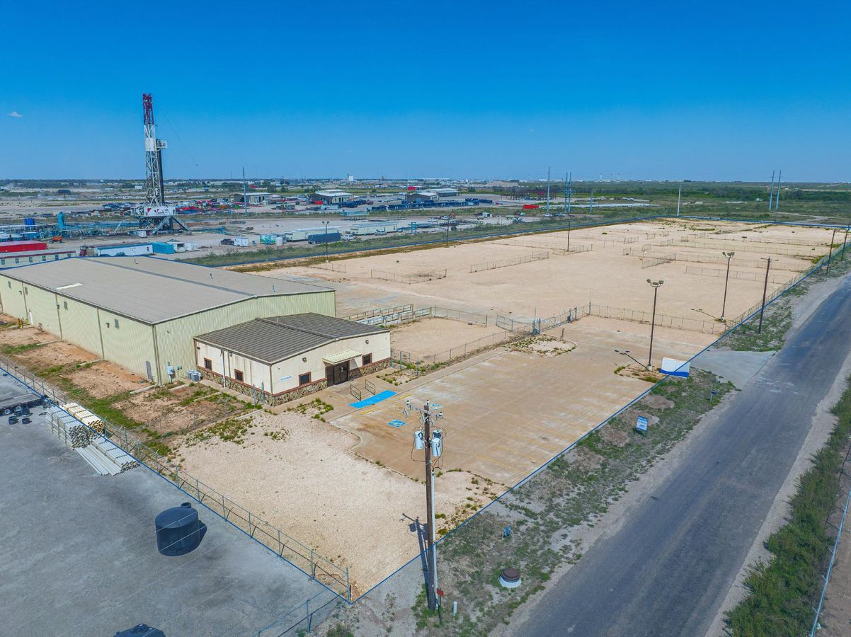 Warehouse/Office Building on ±10.91 Acres photo 2