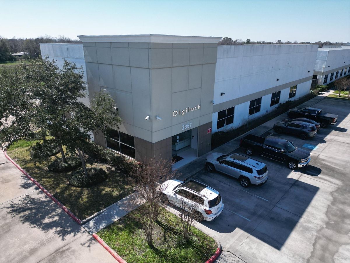 3367 N Sam Houston Pkwy W photo 3