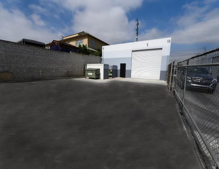 2750 Walnut Ave photo 1