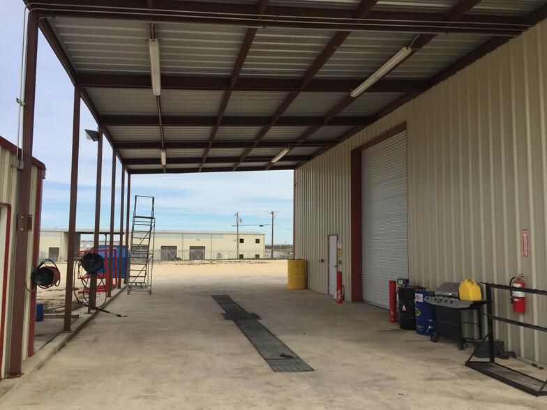 4 Drive-Through Bay Shop on 2.99 AC 4896 County Rd 430 photo 4