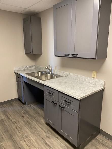 15241 Tradesman Dr photo 3