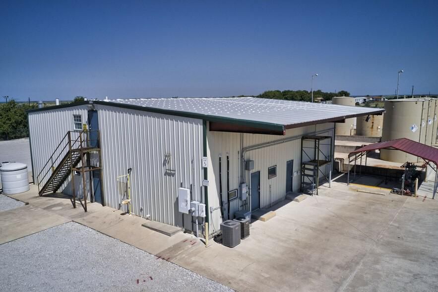 14,150 SF on 10 Acres 115 Illinois St photo 2