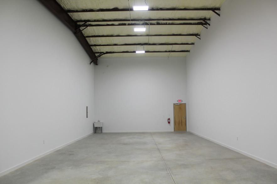 Office Condo/WareHouse 2000 Sqft 12112 Anderson Mill Rd photo 3