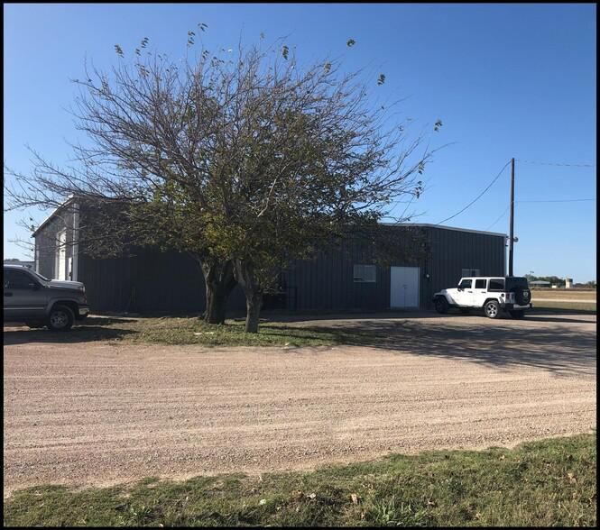 IH-35 Warehouse / Service Facility 15580 S Interstate 35 photo 2