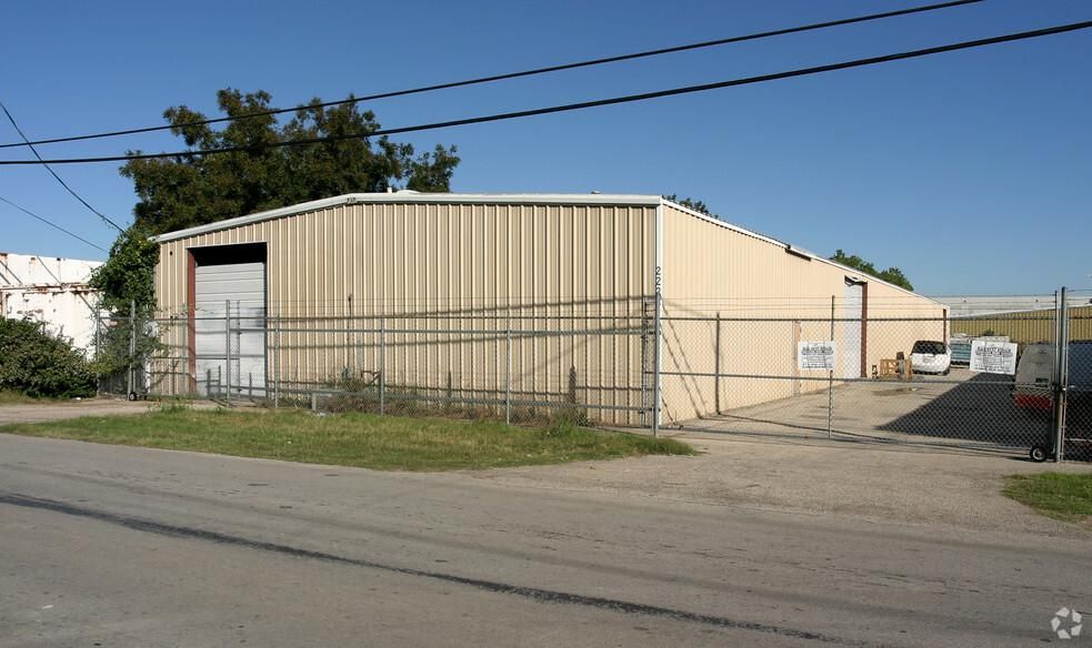 2223 Crown Rd photo 1