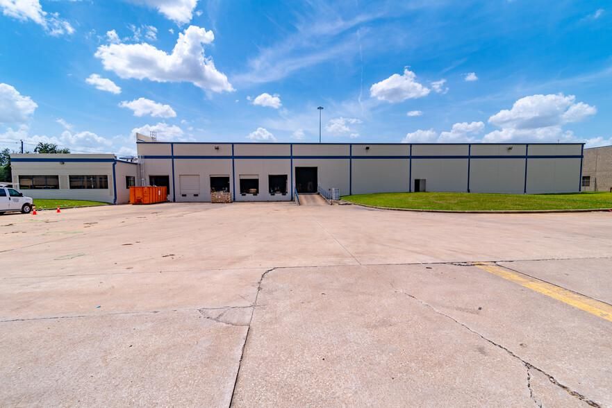 8615 North Loop E photo 2
