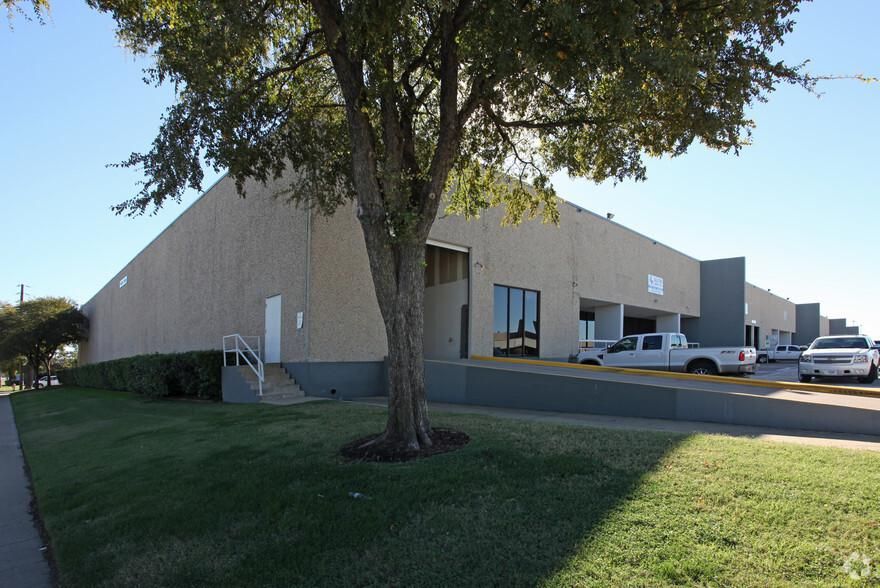 Bldg D 10790-10804 N Stemmons Fwy photo 2