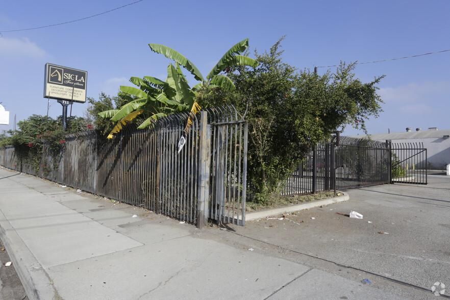 711 E Rosecrans Ave photo 2