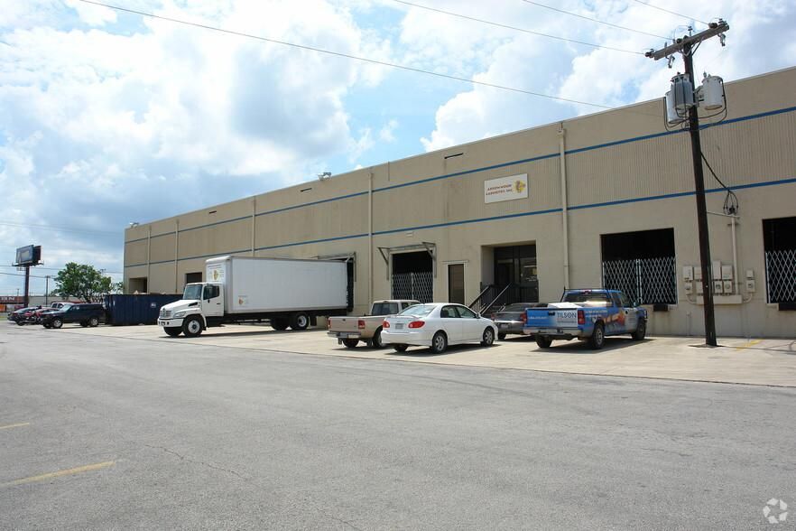 Building 1 3331-3347 N Panam Expy photo 2