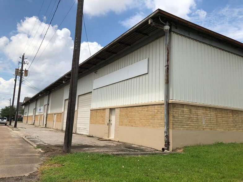 Prime EaDo Building For Lease 1102-1120 Delano St photo 2
