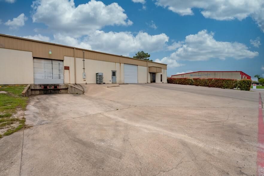 1106 N Commercial Blvd N photo 2
