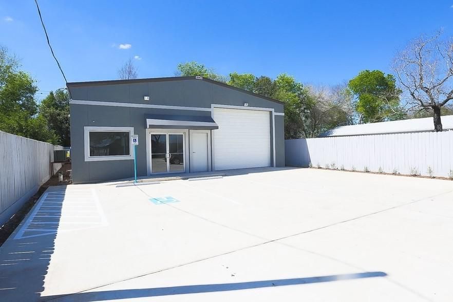 4104 Dawn St photo 1