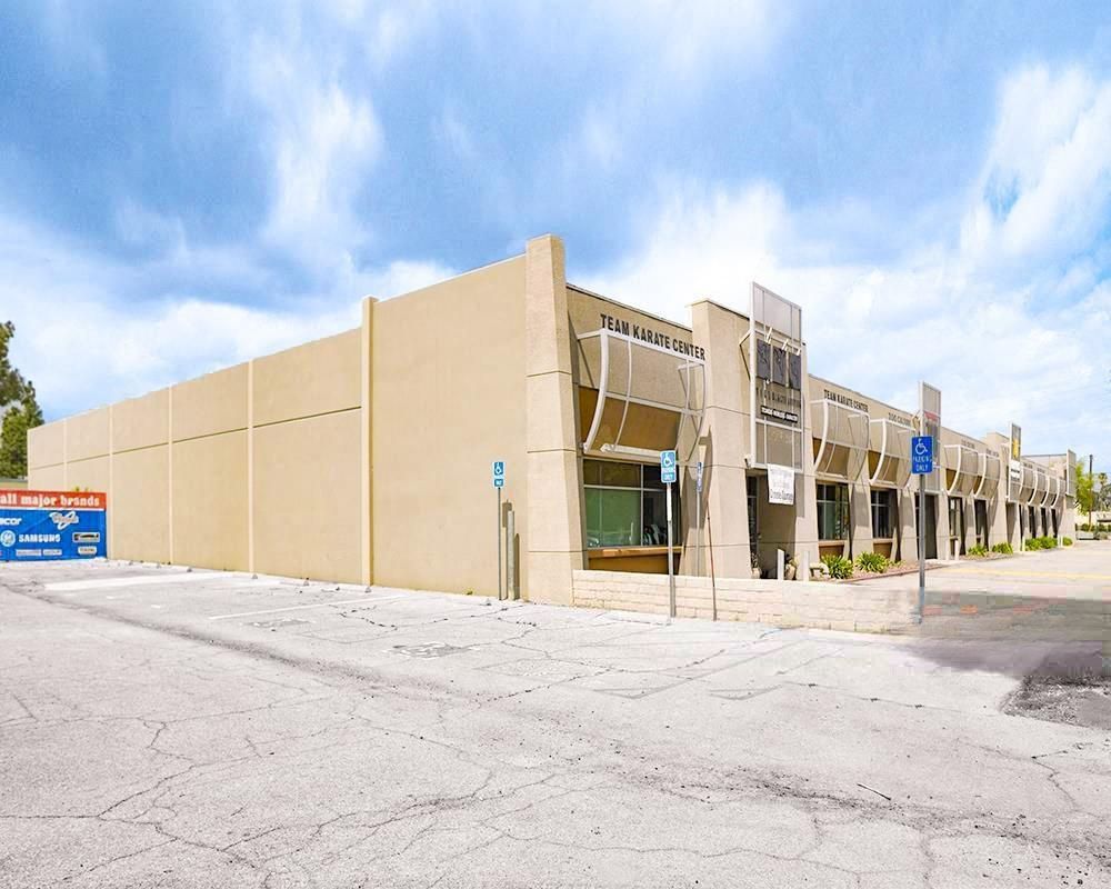 20920 Victory Blvd photo 1