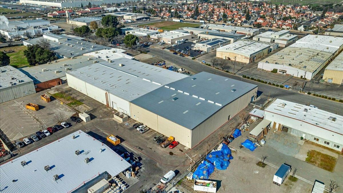 Like-New Industrial Distribution Building Near Airport photo 4