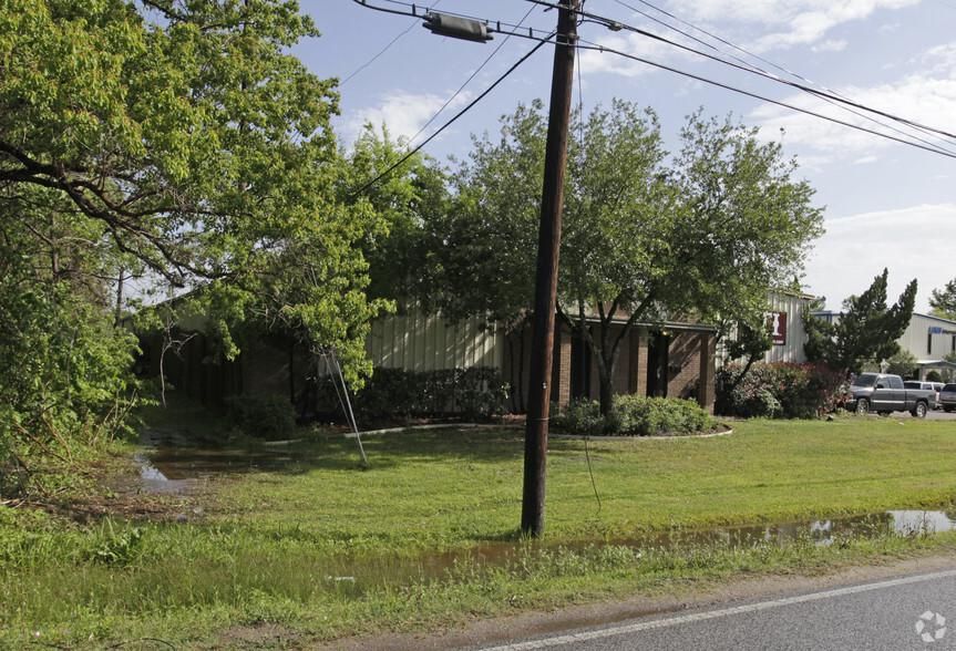 1611 Peachleaf St photo 2