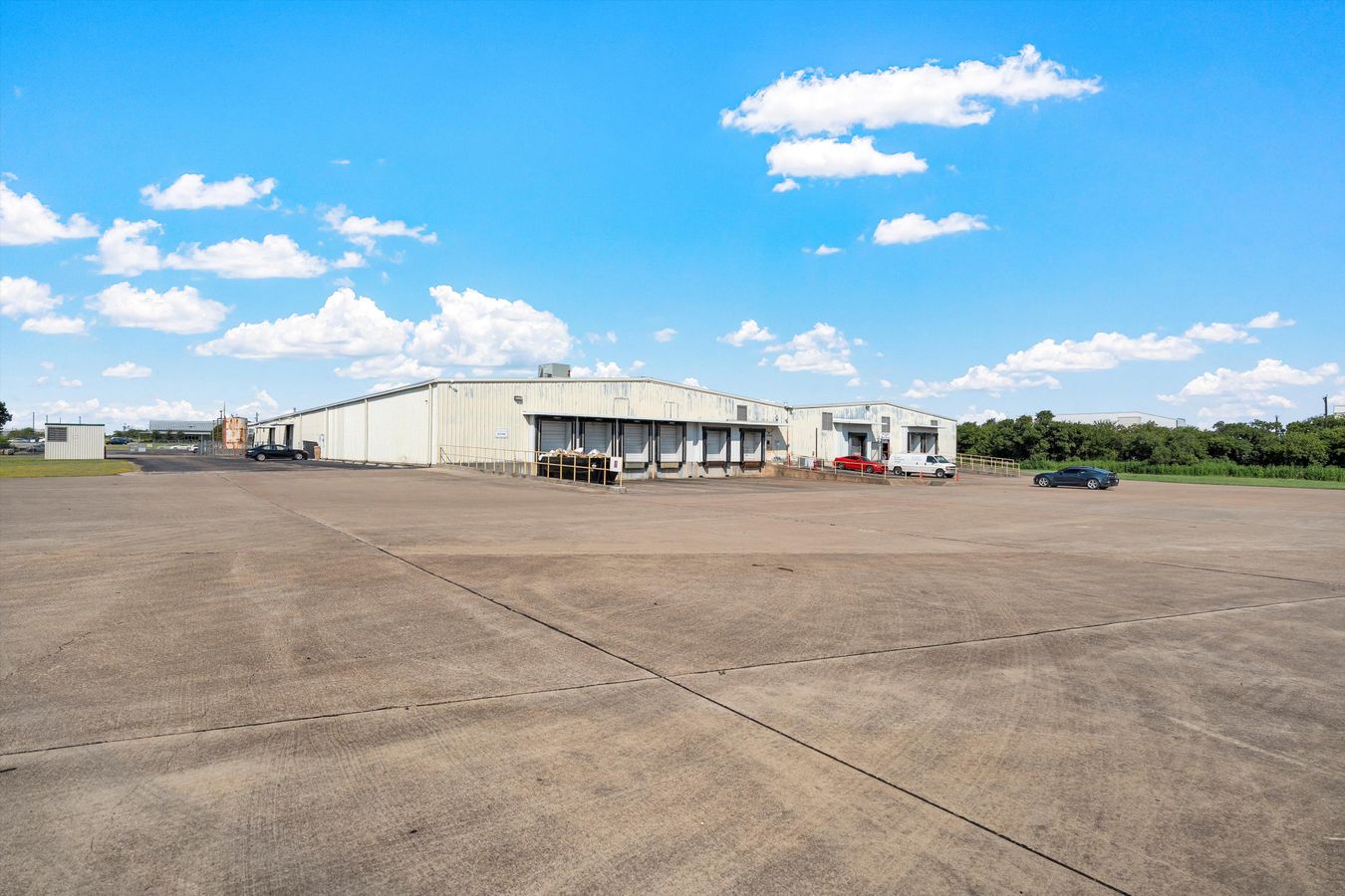 624 Texas Central Pkwy photo 4