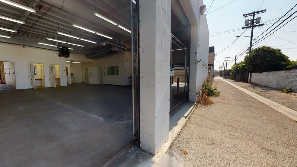 12107 W Jefferson Blvd photo 3