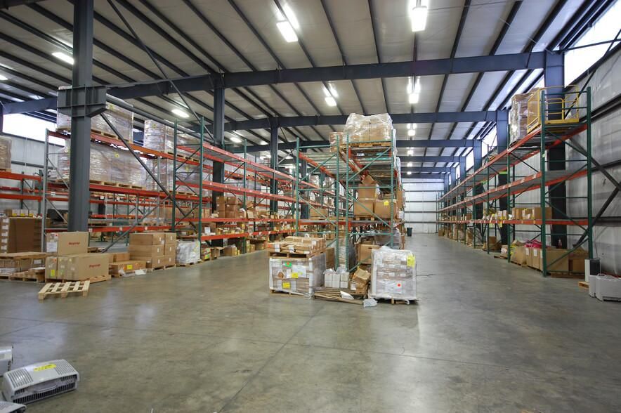 22,500sqft Office warehouse 21410 Springbridge Dr photo 3