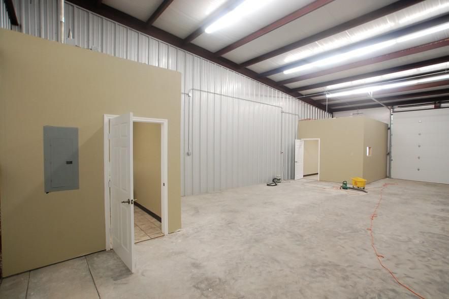625SF/1250SF For Lease 12401 University Ave photo 3