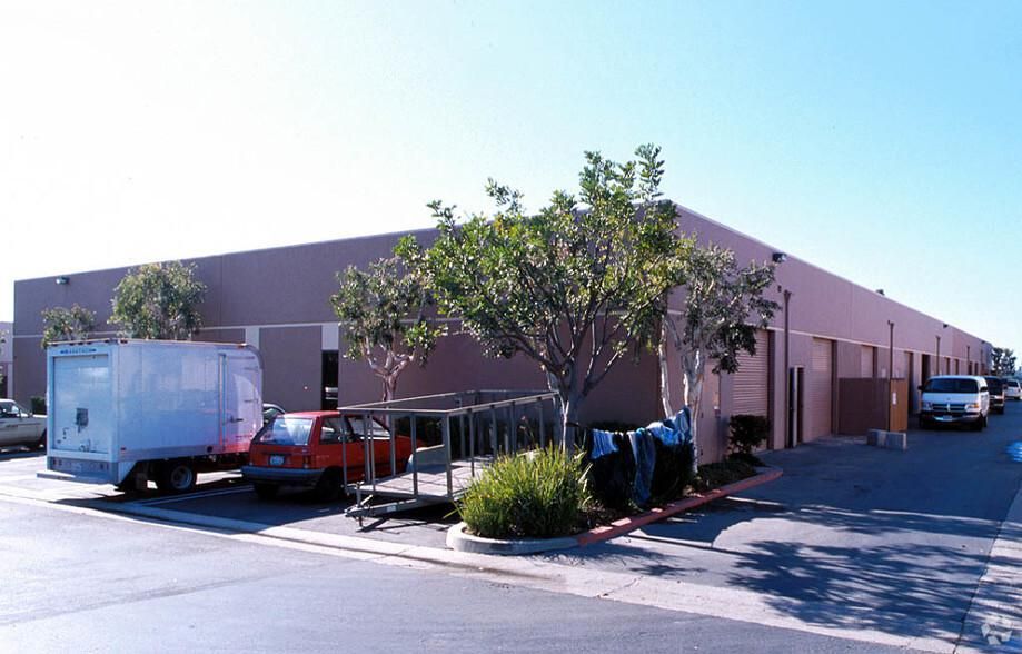 1884 Eastman Ave photo 2