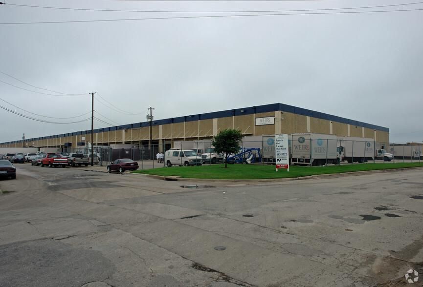 Bldg 1 5017-5199 Pulaski St photo 4
