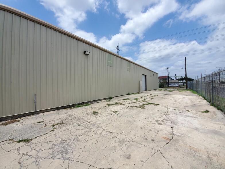 8623 N New Braunfels Ave photo 2