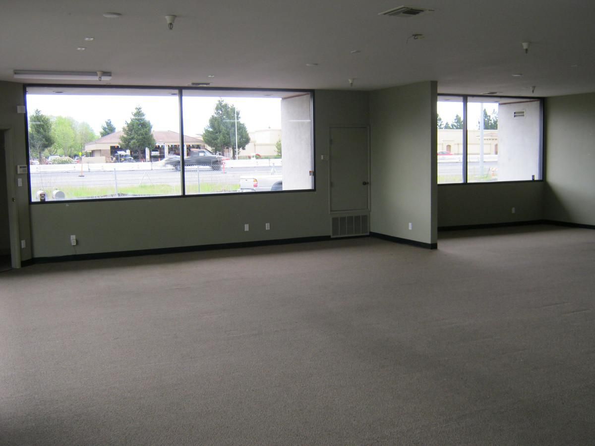 Great Showroom w/ Strong 101 Visibility photo 4
