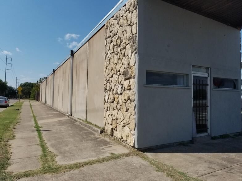 1721 Stella St photo 3