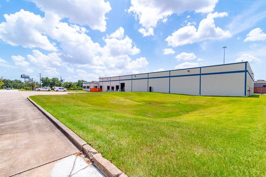 8615 North Loop E photo 4