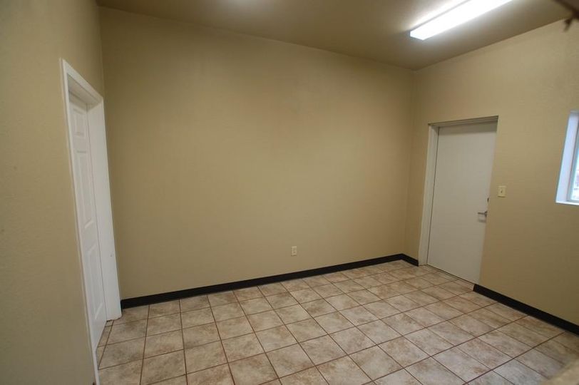625SF/1250SF For Lease 12401 University Ave