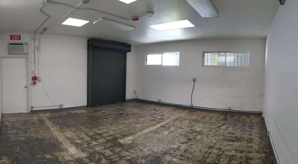 936 W Hyde Park Blvd photo 3