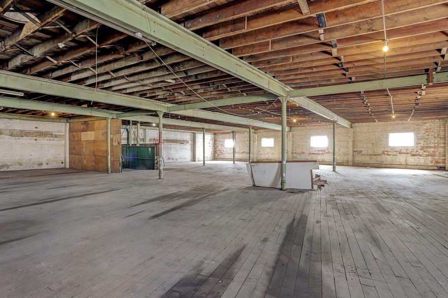 815 Saint Charles St photo 4