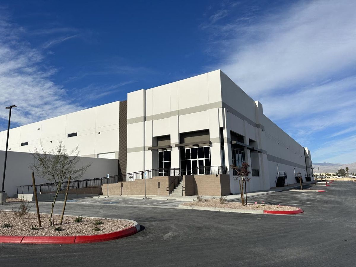 Cheyenne Logistics Center - Divisibilty options from ±83K SF. photo 1