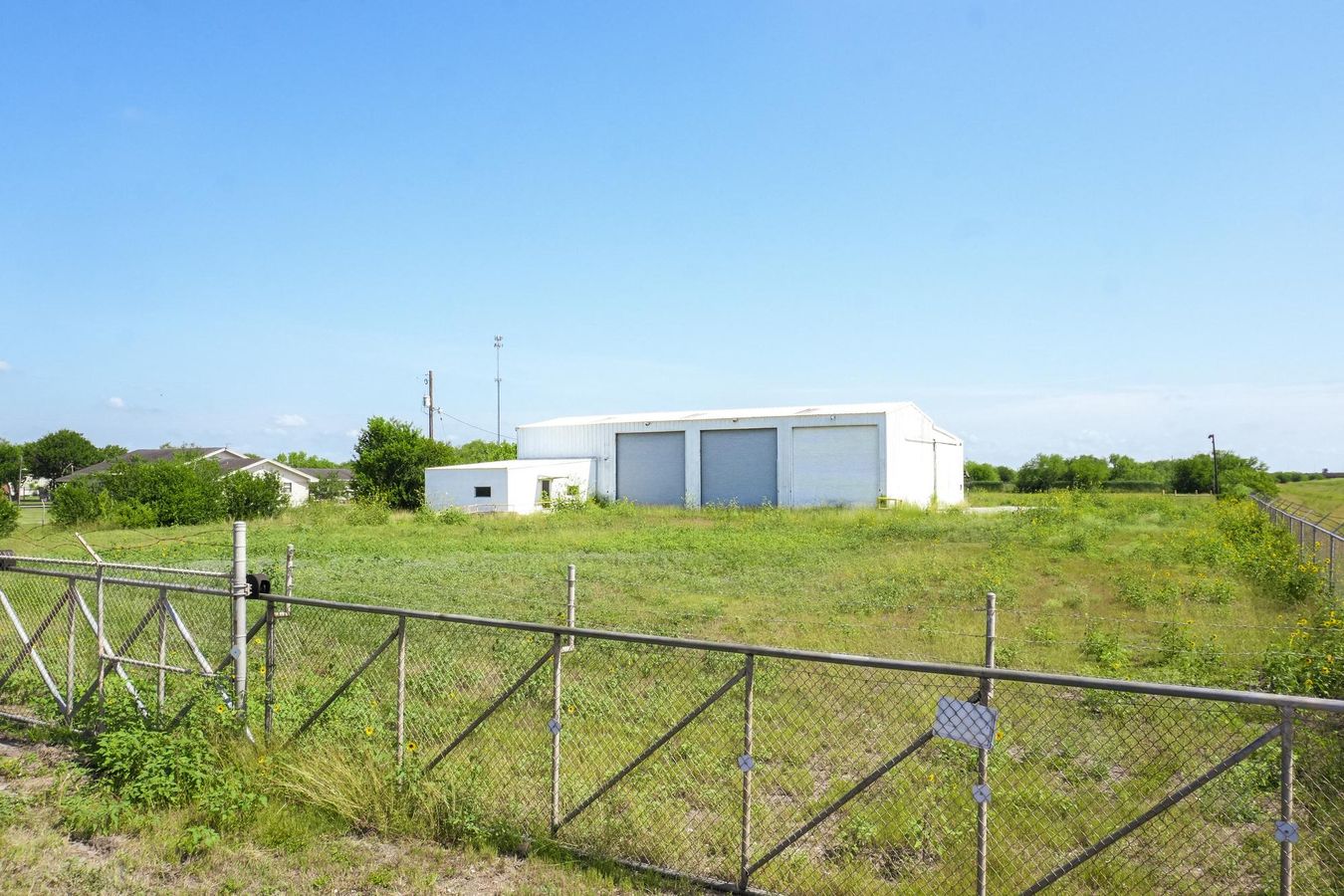 552 E Austin St photo 1