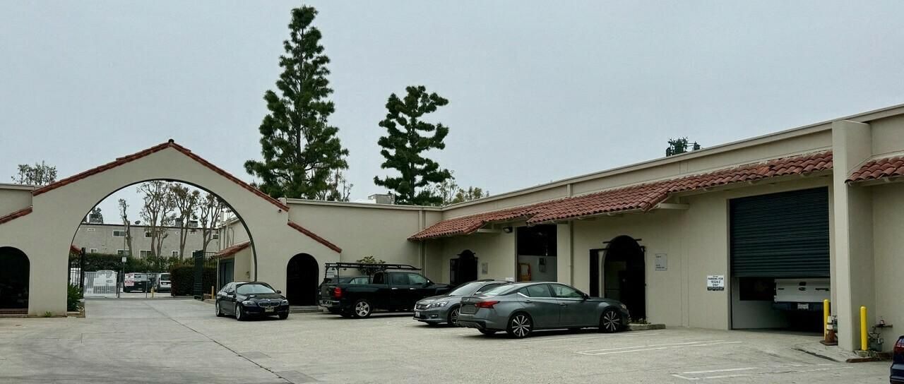 18314-18324 Oxnard Street photo 2