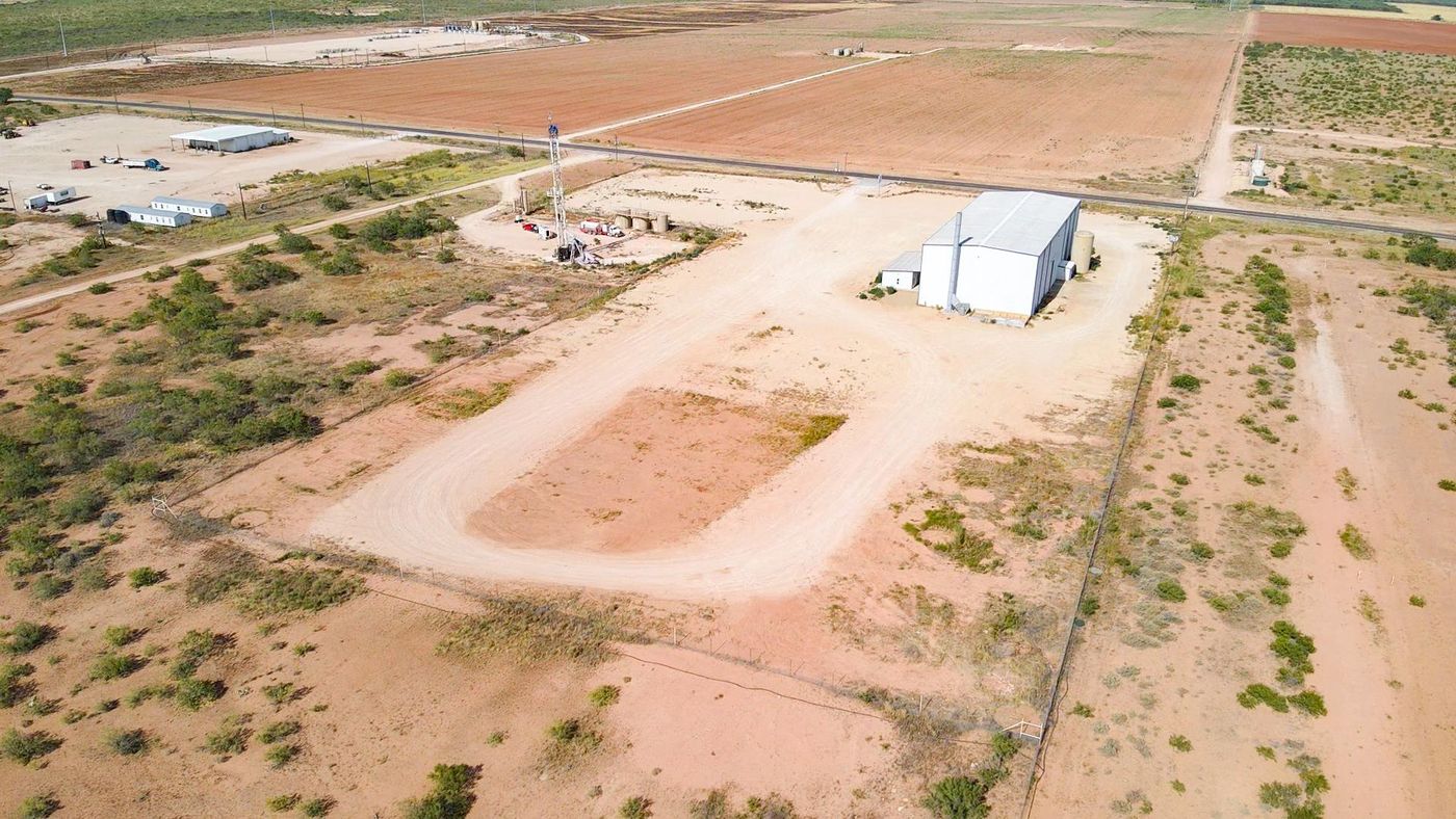 2599 FM 3033 photo 2
