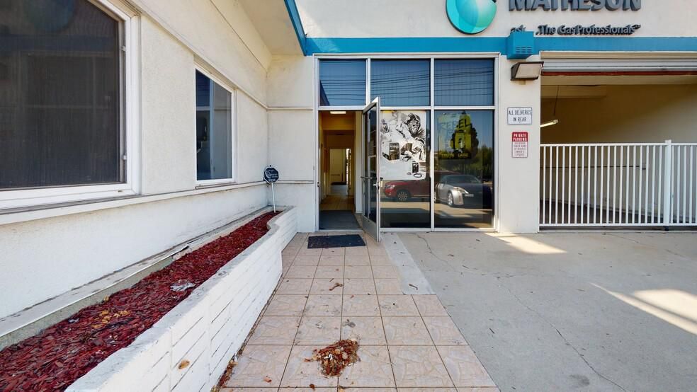 12107 W Jefferson Blvd photo 2