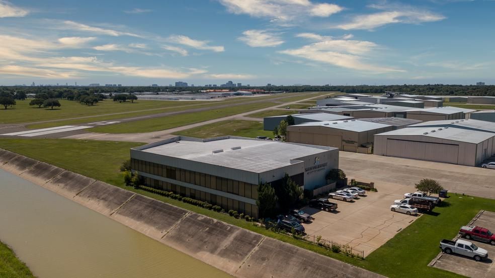 Hangar A1 18000 Groeschke Rd photo 2