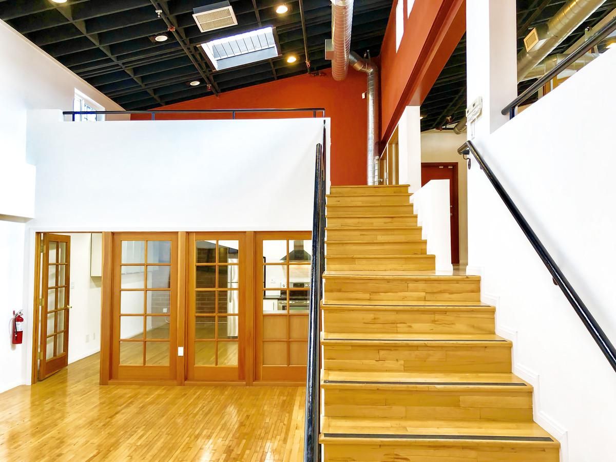 NY-Style Creative Loft with Kitchen photo 4
